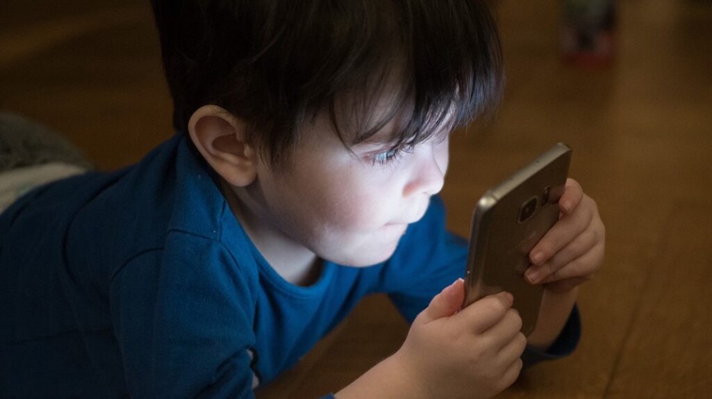 trẻ sử dụng điện thoại dễ mắc hội chứng thị giac màn hình